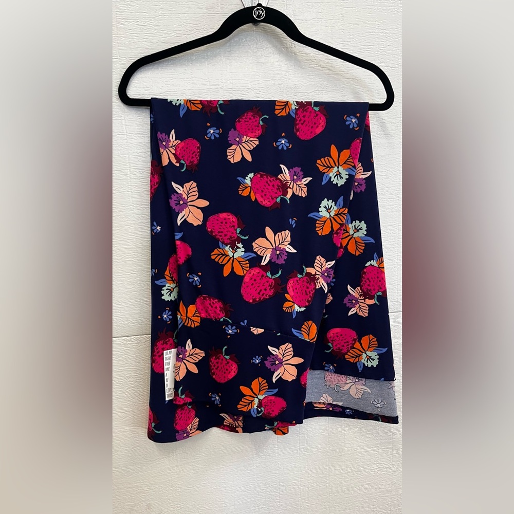 Lularoe Maxi skirt Strawberry pattern size medium NWT